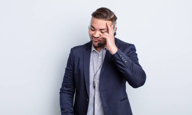 Genç yakışıklı bir adam bıkkın, hayal kırıklığına uğramış ve yorucu bir geceden sonra uykulu hissediyor. Tele pazarlamacı kavramı