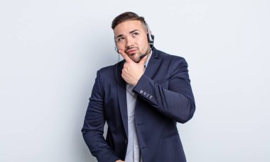 Genç yakışıklı düşünen, kuşkulu ve kafası karışık bir adam. Tele pazarlamacı kavramı