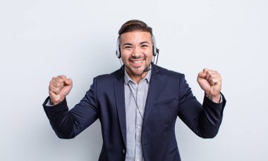 Genç yakışıklı adam sinirli bir ifadeyle agresif bir şekilde bağırıyor. Tele pazarlamacı kavramı