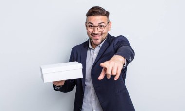 Genç ve yakışıklı bir adam kamerayı işaret ederek seni seçiyor. beyaz kutu kavramı