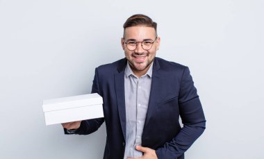 Genç yakışıklı bir adam komik bir şakaya yüksek sesle gülüyor. beyaz kutu kavramı