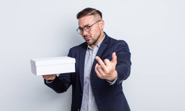 Genç ve yakışıklı bir adam sinirli, sinirli, asi ve agresif hissediyor. beyaz kutu kavramı