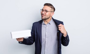 Genç yakışıklı adam kibirli, başarılı, pozitif ve gururlu görünüyor. beyaz kutu kavramı