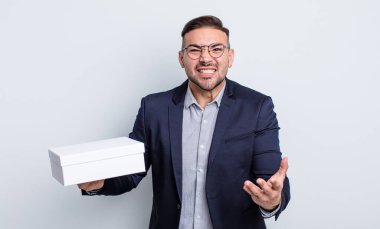 Genç ve yakışıklı bir adam sinirli, sinirli ve sinirli görünüyor. beyaz kutu kavramı