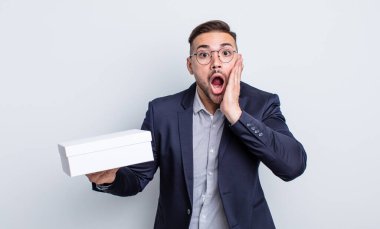Genç ve yakışıklı bir adam şok olmuş ve korkmuş hissediyor. beyaz kutu kavramı