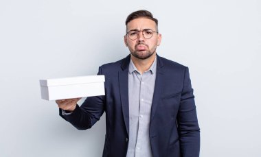 Genç ve yakışıklı bir adam üzgün ve mızmızlanıyor. Mutsuz bir bakışı var ve ağlıyor. beyaz kutu kavramı