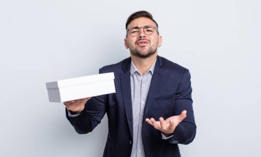 Genç yakışıklı adam umutsuz, sinirli ve stresli görünüyor. beyaz kutu kavramı