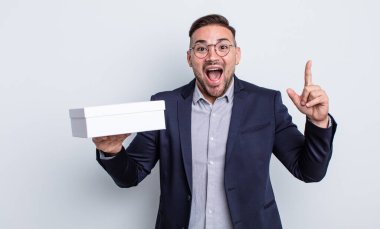 Genç yakışıklı bir adam bir fikri fark ettikten sonra mutlu ve heyecanlı bir dahi gibi hissediyor. beyaz kutu kavramı