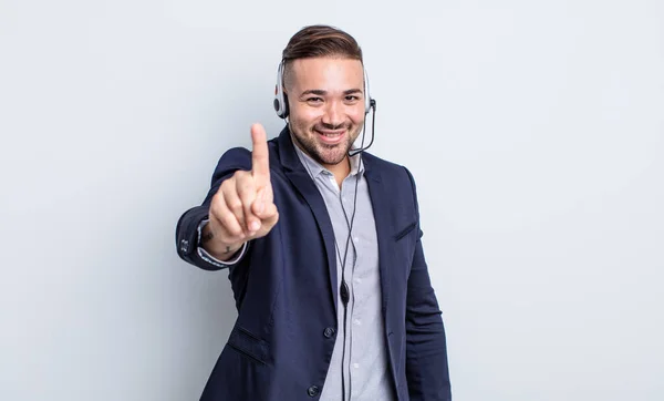 Jeune Homme Beau Sourire Air Amical Montrant Numéro Concept Télémètre — Photo