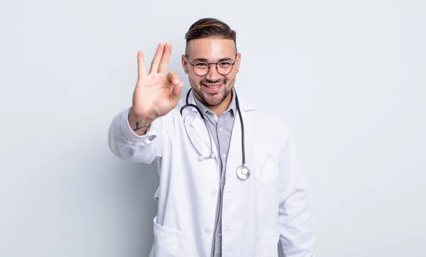 Jovem Bonito Homem Sentindo Feliz Mostrando Aprovação Com Gesto Conceito — Fotografia de Stock