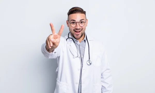 Jovem Homem Bonito Sorrindo Olhando Feliz Gesticulando Vitória Paz Conceito — Fotografia de Stock