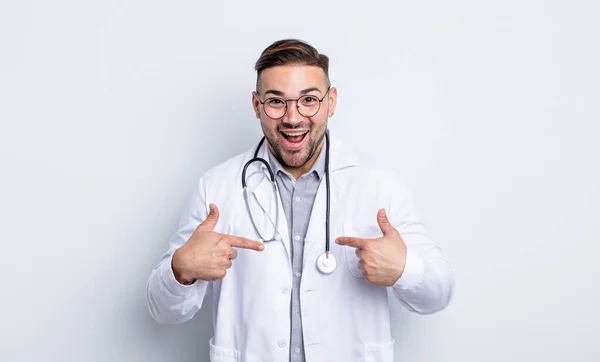 Jovem Bonito Homem Sentindo Feliz Apontando Para Mesmo Com Animado — Fotografia de Stock