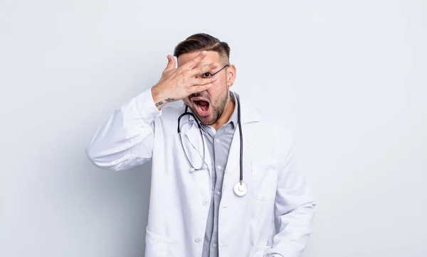 Der Junge Gutaussehende Mann Sah Schockiert Verängstigt Oder Verängstigt Aus — Stockfoto