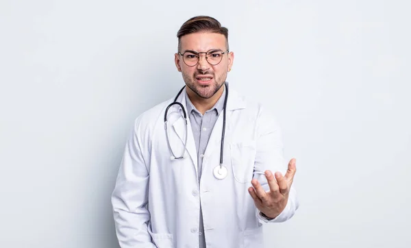 Jovem Bonito Homem Olhando Com Raiva Irritado Frustrado Conceito Médico — Fotografia de Stock