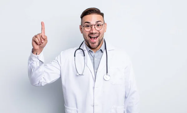 Jovem Homem Bonito Sentindo Como Gênio Feliz Animado Depois Perceber — Fotografia de Stock