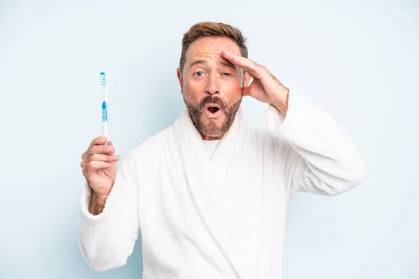 Man Van Middelbare Leeftijd Die Gelukkig Verbaasd Verrast Uitziet Tandenborstelconcept — Stockfoto