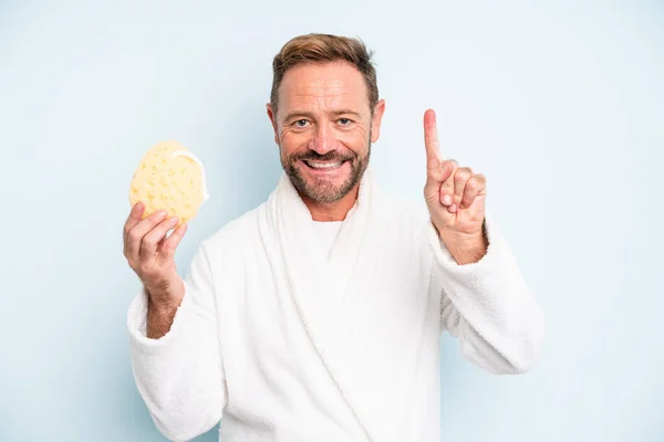 Een Man Van Middelbare Leeftijd Die Lacht Vriendelijk Uitziet Nummer — Stockfoto