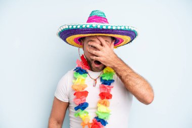 Orta yaşlı bir adam şok olmuş, korkmuş ya da korkmuş görünüyor. Meksika kültürü