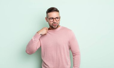 Genç ve yakışıklı bir adam stresli, endişeli, yorgun ve hayal kırıklığına uğramış, gömleğini çekiştirmiş, sorunlu görünüyor.