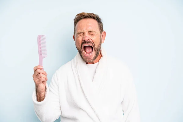 Homem Meia Idade Gritando Agressivamente Parecendo Muito Zangado Pente Cabelo — Fotografia de Stock