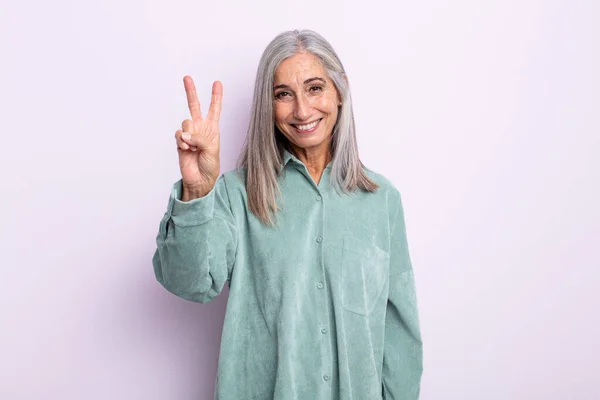 Mujer Pelo Gris Mediana Edad Sonriendo Luciendo Feliz Despreocupada Positiva — Foto de Stock