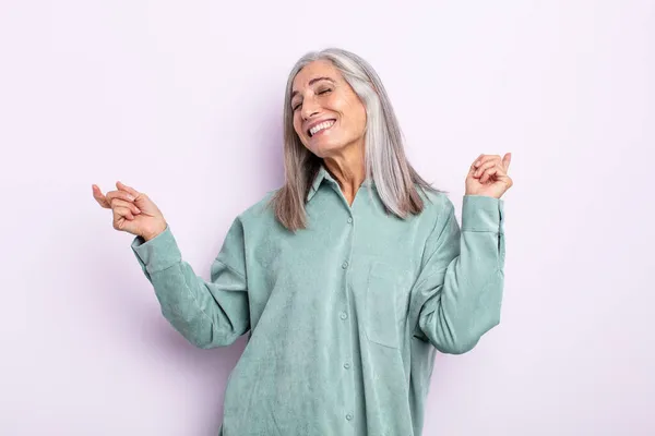 Mujer Pelo Gris Mediana Edad Sonriendo Sintiéndose Despreocupada Relajada Feliz — Foto de Stock