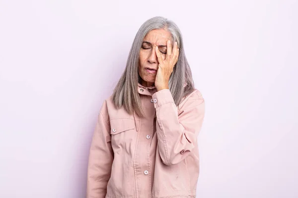 Frau Mittleren Alters Mit Grauem Haar Fühlt Sich Gelangweilt Frustriert — Stockfoto