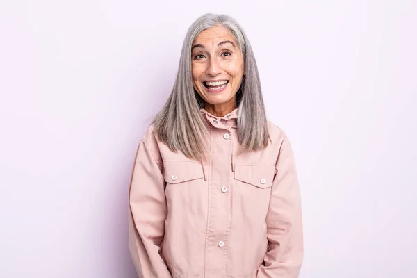 Сіре Волосся Середнього Віку Жінка Виглядає Щасливою Приємно Здивованою Схвильованою — стокове фото