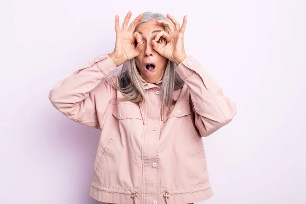 Mujer Pelo Gris Mediana Edad Sintiéndose Sorprendida Sorprendida Sorprendida Sosteniendo —  Fotos de Stock