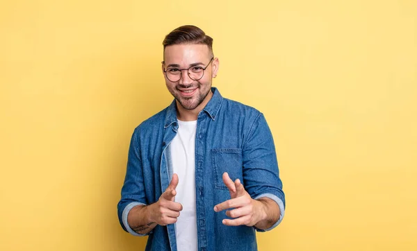 Junger Gutaussehender Mann Der Sich Glücklich Cool Zufrieden Entspannt Und — Stockfoto