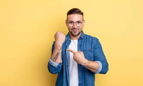 Junger Gutaussehender Mann Der Ungeduldig Und Wütend Auf Die Uhr — Stockfoto