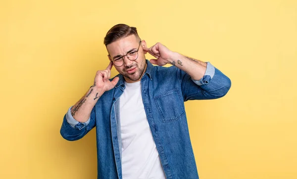 Ung Stilig Man Ser Arg Stressad Och Irriterad Täcker Båda — Stockfoto