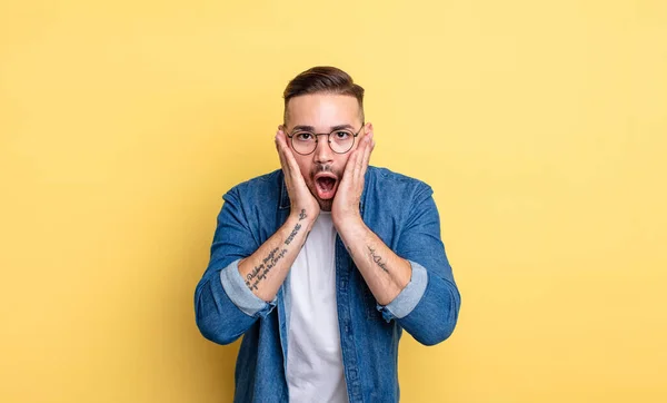 Ung Stilig Man Känner Chockad Och Rädd Ser Skräckslagen Med — Stockfoto