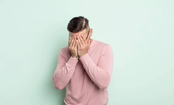 Mladý Pohledný Muž Cítí Smutný Frustrovaný Nervózní Deprimovaný Zakrývá Tvář — Stock fotografie