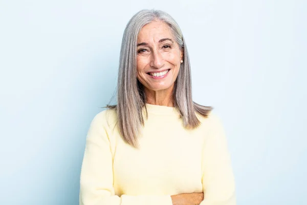 Mezza Età Capelli Grigi Donna Che Sembra Felice Orgoglioso Soddisfatto — Foto Stock