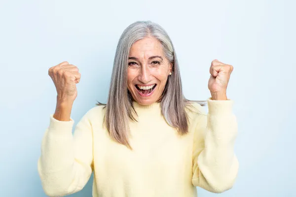 受賞者のような信じられないほどの成功を祝う中年の白髪の女性 興奮し 幸せな言っ取るそれを見て — ストック写真