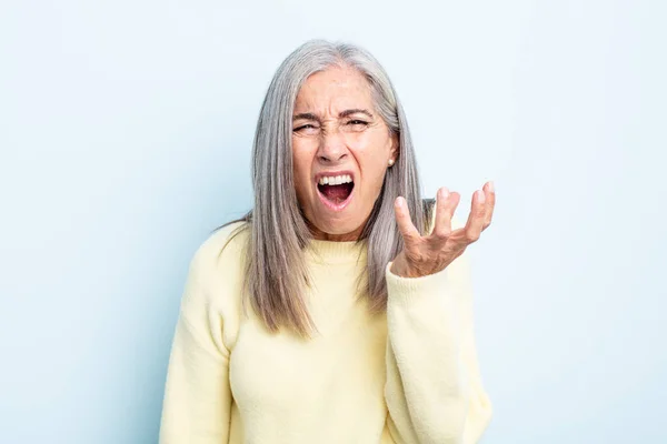 Średni Wiek Siwe Włosy Kobieta Patrząc Zły Zdenerwowany Sfrustrowany Krzyczy — Zdjęcie stockowe