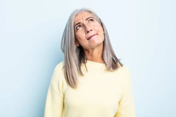 Mezza Età Donna Capelli Grigi Cercando Perplesso Confuso Chiedendo Cercando — Foto Stock