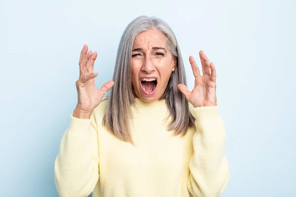 Mujer Mediana Edad Pelo Gris Furiosamente Gritando Sintiéndose Estresado Molesto — Foto de Stock