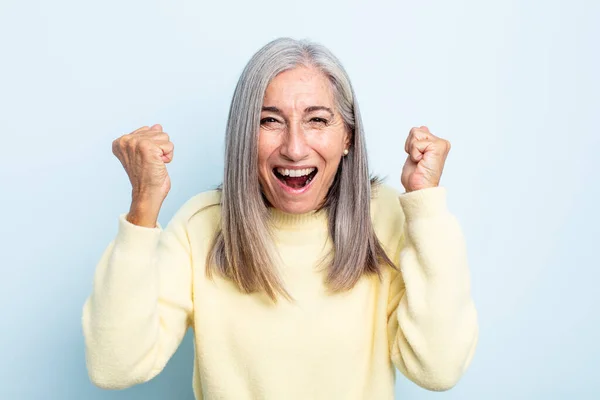 Mulher Cabelo Grisalho Meia Idade Sentindo Feliz Surpreso Orgulhoso Gritando — Fotografia de Stock