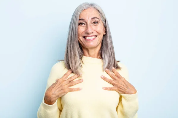 Frau Mittleren Alters Mit Grauem Haar Sieht Glücklich Überrascht Stolz — Stockfoto