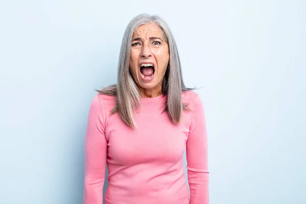 Orta Yaşlı Beyaz Saçlı Kadın Korkmuş Şok Olmuş Hissediyor Ağzı — Stok fotoğraf