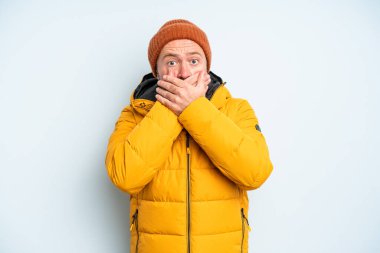 Orta yaşlı yakışıklı bir adam. Soğuk hava kavramı