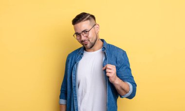 Genç yakışıklı adam kibirli, başarılı, pozitif ve gururlu görünüyor, kendini gösteriyor.