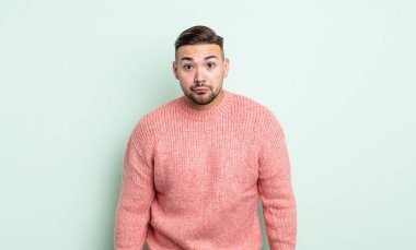 Genç yakışıklı adam üzgün ve stresli, kötü bir sürpriz yüzünden üzgün, olumsuz, endişeli bir bakışla