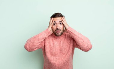 Dehşete kapılmış ve şok olmuş hisseden genç yakışıklı adam, bir hata yüzünden el ele tutuşuyor ve panikliyor.