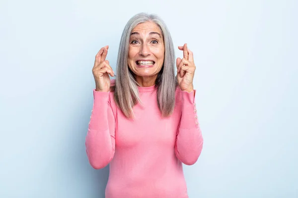 Medelålders Grå Hår Kvinna Ler Och Ängsligt Korsa Båda Fingrarna — Stockfoto