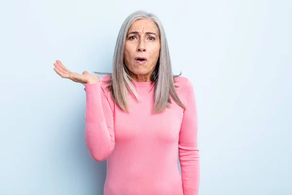 Mujer Pelo Gris Mediana Edad Que Sorprendida Sorprendida Con Mandíbula —  Fotos de Stock