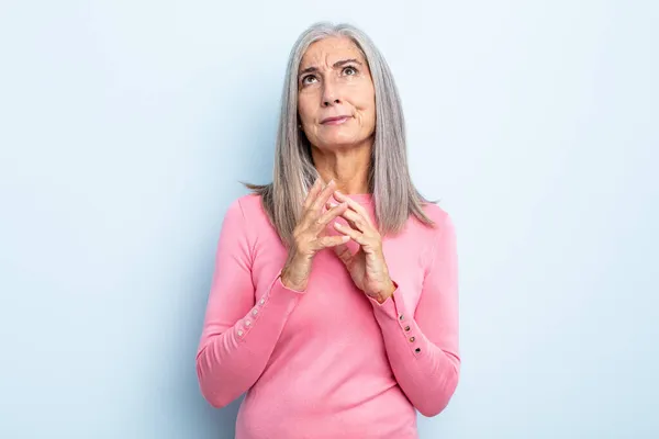 Grauhaarige Frau Mittleren Alters Intrigiert Und Verschworen Denkt Hinterhältige Tricks — Stockfoto