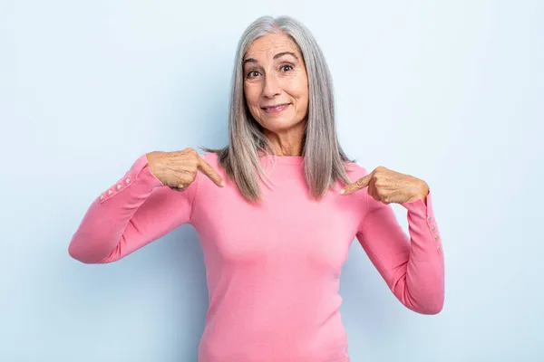 Middle Age Gray Hair Woman Looking Proud Positive Casual Pointing — Stock Photo, Image